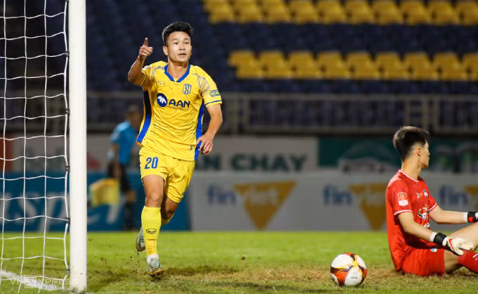 Ngô Văn Lương ghi bàn giúp SLNA vượt qua HAGL 1-0, giành chiến thắng đầu tiên tại V-League 2023-2024 ngày 17/12. Ảnh: Xuân Thủy