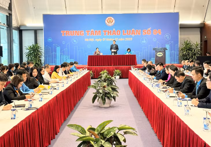 Đồng chí Tô Xuân Thao, Chủ tịch Liên đoàn Lao động tỉnh Quảng Ninh tham luận tại diễn đàn chuyên đề.