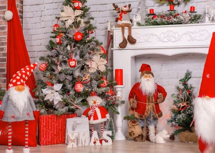 Hình tượng ông già Noel được sáng tạo với nhiều kích thước và kiểu dáng mới lạ. (Ảnh: Vinwonders)