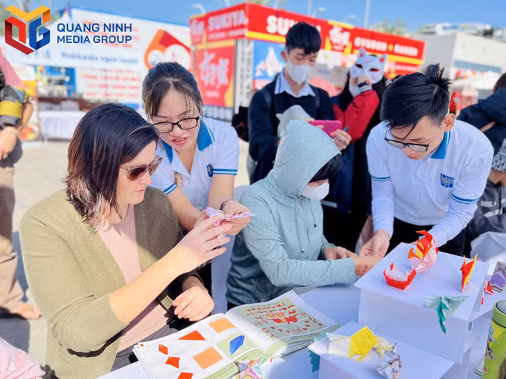 Du khách tìm hiểu văn hóa gấp giấy Origami Nhật Bản tại Lễ hội Hokkaido tại Hạ Long.
