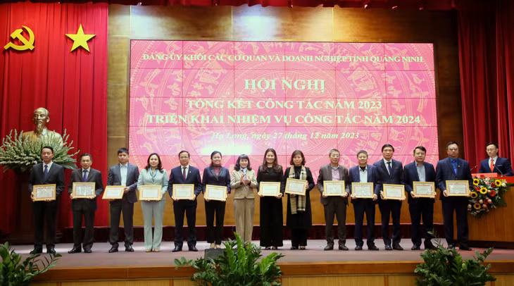 Đảng ủy Khối các cơ quan và doanh nghiệp tỉnh tuyên dương, khen thưởng các tập thể có thành tích xuất sắc trong thực hiện nhiệm vụ công tác năm 2023.