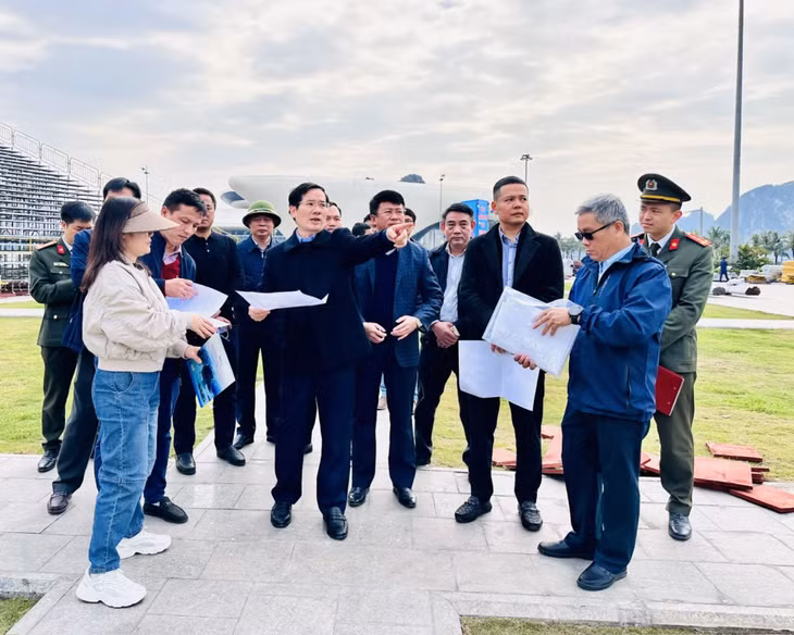 Các đồng chí lãnh đạo TP Hạ Long kiểm tra công tác thi công khu vực sân khấu. Ảnh: Đỗ Hương (CTV)