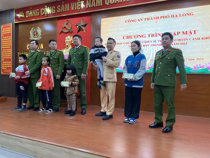 Công an TP Hạ Long tổ chức chương trình gặp mặt con em cán bộ chiến sĩ, trẻ em có hoàn cảnh khó khăn trên địa bàn thành phố. Ảnh do đơn vị cung cấp