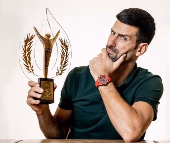 Djokovic cầm danh hiệu được trao cho nhà vô địch hay nhất năm 2023 của tạp chí L'Équipe. Ảnh: L'Équipe