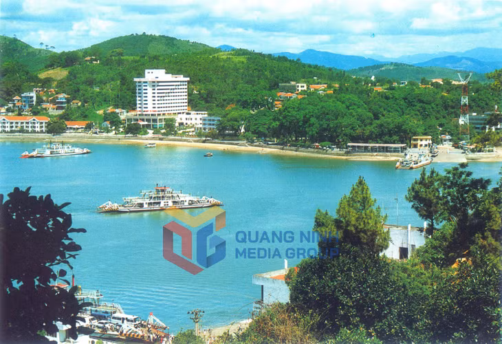 Bên kia Bãi Cháy (năm 2005). Ảnh: Đỗ Kha