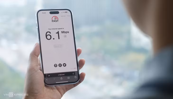 Tốc độ mạng tại một điểm ở Cầu Giấy chiều 13/2 thấp hơn nhiều so với mức thông thường là trên 40 Mbps. Ảnh: Lưu Quý
