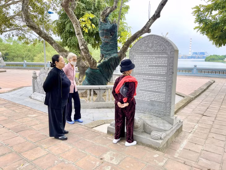 Du khách tham quan di tích Đền Trần Hưng Đạo và miếu Vua Bà.