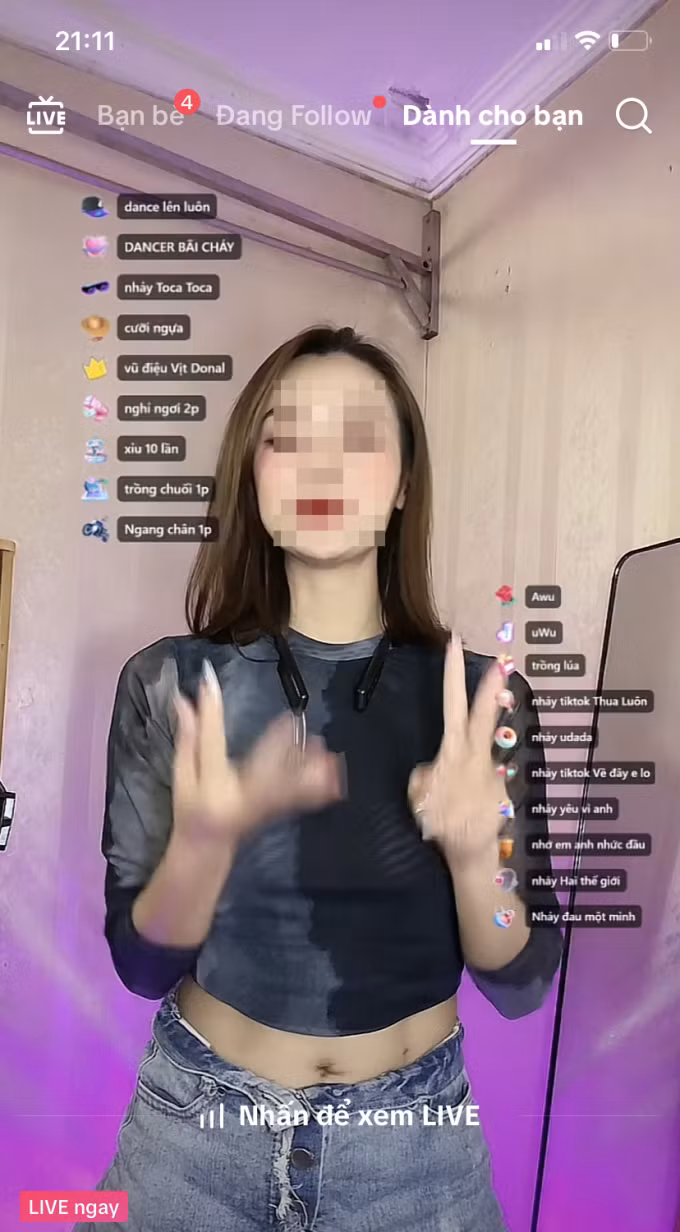 Một cô gái trẻ đang thực hiện các thử thách theo yêu cầu của người dùng mạng xã hội để đổi quà, tối 19/11. Ảnh: Chụp màn hình