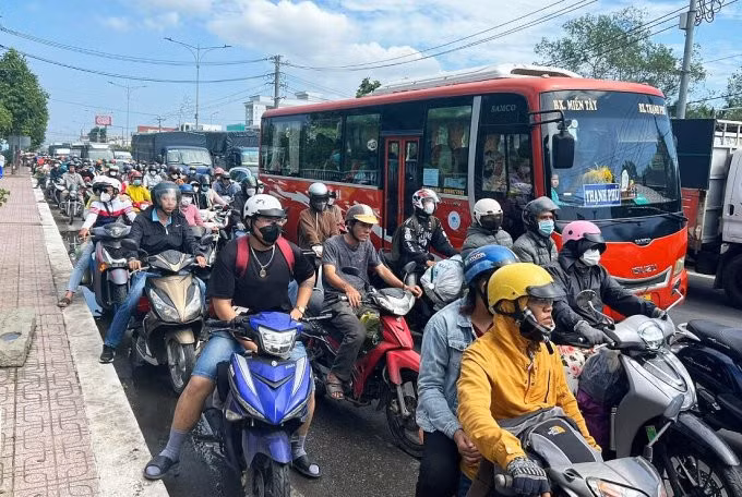 Dòng xe nhích từng chút một qua cầu Rạch Miễu, trưa 30/12. Ảnh: Hoàng Nam