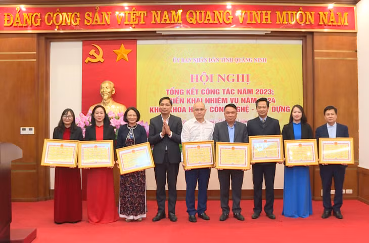 Lãnh đạo tỉnh trao tặng bằng khen của UBND tỉnh cho cá nhân có thành tích xuất sắc.