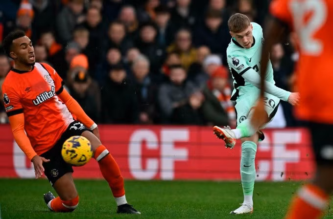 Palmer dứt điểm trong trận Chelsea thắng Luton Town 3-2 ngày 30/12/2023 trên sân Kenilworth Road. Ảnh: AFP