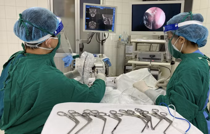 Phẫu thuật bệnh nhân trong giai đoạn Covid tại Bệnh viện Tai Mũi Họng TP HCM. Ảnh: Bác sĩ cung cấp