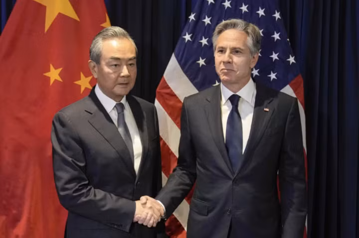 Ông Vương Nghị và ông Antony Blinken. (Ảnh: AP)