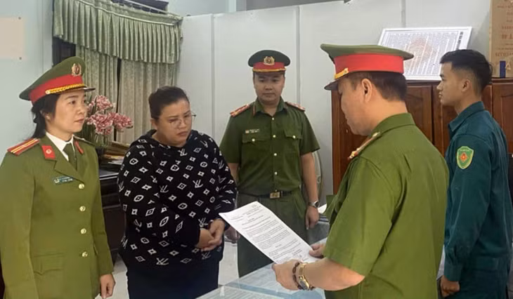 Cơ quan điều tra tống đạt lệnh bắt tạm giam Lê Thị Ngân Hà.