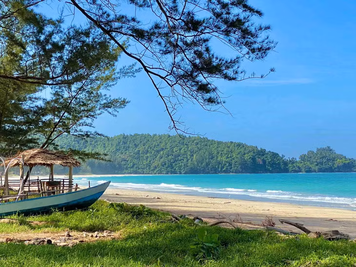 Một bãi biển xanh biếc ở Sabah. Ảnh: Nguyễn Quốc Thái