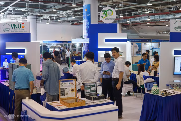 Gian hàng các sản phẩm khoa học công nghệ do người Việt phát triển được trưng bày trong sự kiện Techconnect 2023 tại Quảng Ninh. Ảnh: Lưu Quý