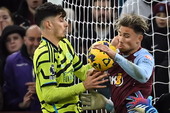 Tiền đạo Arsenal Kai Havertz (trái) và hậu vệ Aston Villa Matty Cash tranh chấp trong trận đấu trên sân Villa Park thuộc vòng 16 Ngoại hạng Anh ngày 9/12. Ảnh: AFP