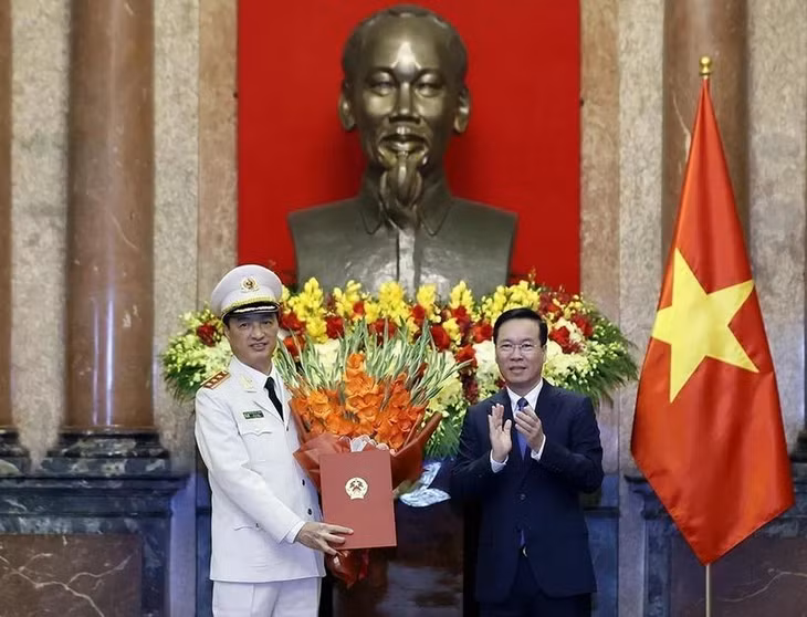 Chủ tịch nước Võ Văn Thưởng trao quyết định thăng cấp bậc hàm Thượng tướng cho Thứ trưởng Bộ Công an Nguyễn Duy Ngọc. (Ảnh: Thống Nhất/TTXVN)