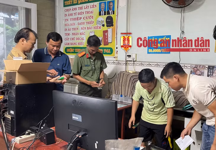Cơ quan ANĐT Công an tỉnh Bạc Liêu khám xét chỗ ở của Đức, thu giữ nhiều tài liệu, giấy tờ giả.