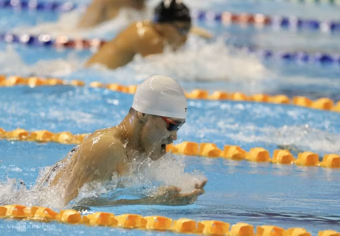 Thanh Bảo trên đường bơi 200m ếch.