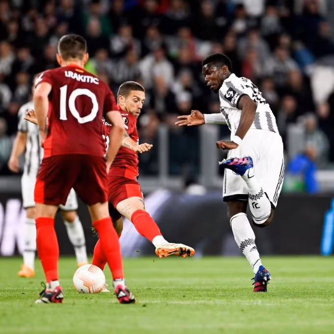 Pogba (phải) trong một pha chuyền nhanh, né cú vào bóng của Papu Gomez. Ảnh: Juventus FC