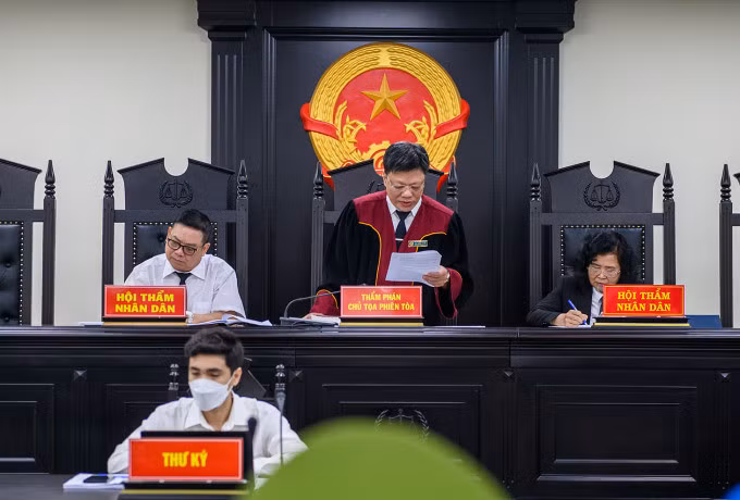 Chủ toạ thẩm phán Lưu Ngọc Cảnh công bố bản án chiểu 12/5. Ảnh: Danh Lam