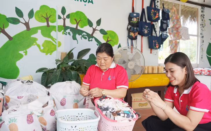 Những tấm pano, vải vụn, mẫu rèm cửa... bỏ đi, được Green life Hạ Long thu gom, tái chế, hồi sinh thành những sản phẩm hữu ích.