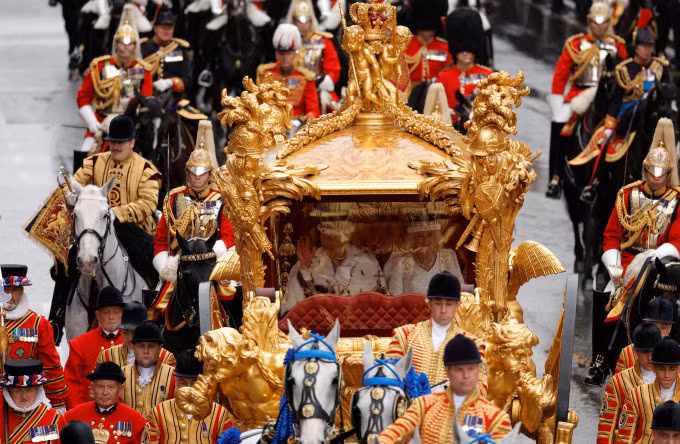 Đoàn diễu hành đưa Nhà vua Charles III và Hoàng hậu Camilla trở về Cung điện Buckingham ngày 6/5. Ảnh: Reuters