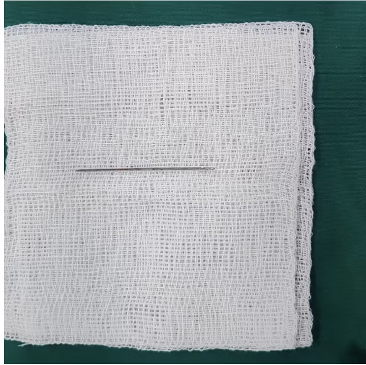 Hình ảnh chiếc kim 5cm sau khi được lấy ra khỏi mông của người bệnh.