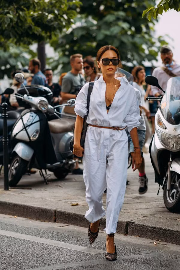 Cấu trúc của bộ jumpsuit có thể hơi bất tiện với các hoạt động ngoài trời nhưng hoàn toàn phù hợp những nơi có không gian kín. Bạn có thể chọn kiểu thiết kế này với dáng rộng vừa phải khi đi làm hàng ngày, vừa không phải nghĩ cách phối, vừa đảm bảo tính thời trang. Hãy phối chúng với giày mũi nhọn, thắt lưng và dây chuyền để biến áo liền quần thêm sang. Ảnh: SDM