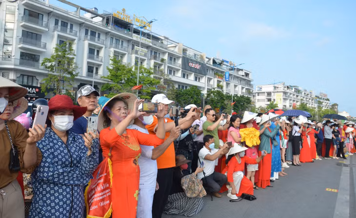 Ngày hội thu hút rất đông người dân và du khách đến xem.