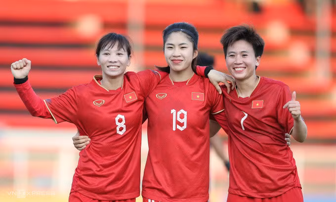 Thanh Nhã (giữa) và Thuỳ Trang (trái) đều ghi bàn sau khi vào sân ở trận Việt Nam thắng Myanmar 3-1 tại bảng A bóng đá nữ SEA Games 32 chiều 6/5/2023 trên sân RCAF ở Phnom Penh, Campuchia. Ảnh: Đức Đồng