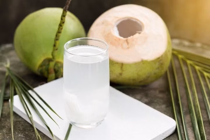 Vì sao phụ nữ nên uống nước dừa? ảnh 1