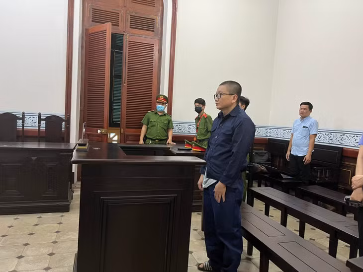 Cựu điều tra viên Đoàn Thanh Phương đang nghe tuyên án.