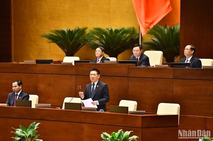 Bộ trưởng Tài chính Hồ Đức Phớc làm rõ một số vấn đề đại biểu Quốc hội nêu. (ẢNH: ĐĂNG KHOA)