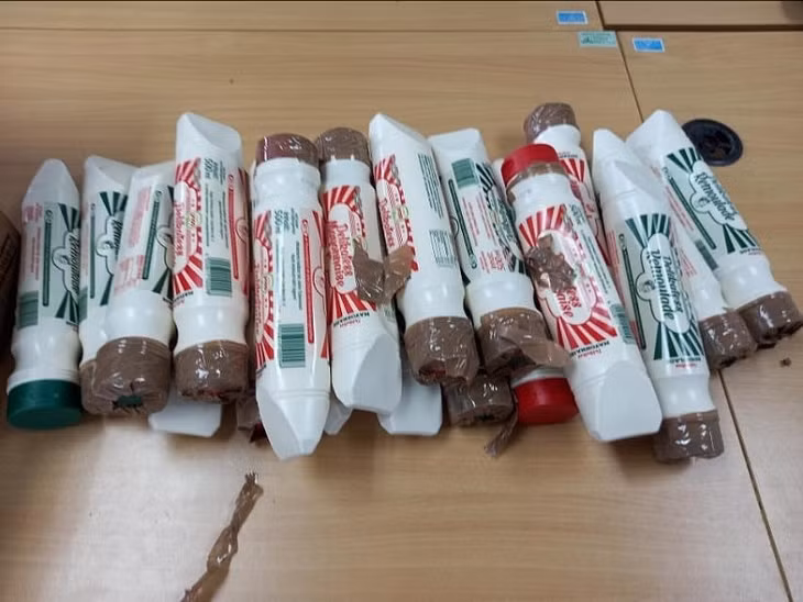 Hơn 8 kg ma túy MDMA được cất giấu trong các hộp sốt mayonnaise và trà trộn với các loại hàng hóa khác.