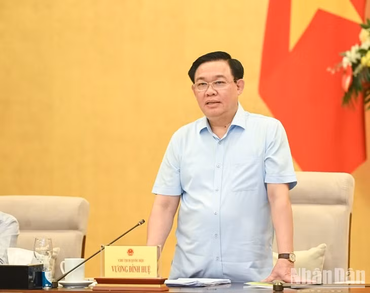 Chủ tịch Quốc hội Vương Đình Huệ phát biểu tại buổi làm việc với các chuyên gia. (Ảnh: Duy Linh)
