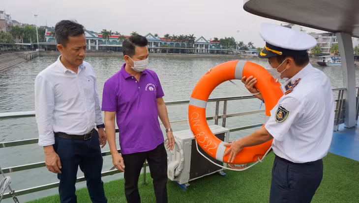 Ban ATGT tỉnh kiểm tra công tác đảm bảo ATGT của tàu chở khách tham quan Vịnh Hạ Long.