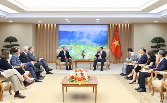 Các Thượng Nghị sĩ khẳng định ủng hộ quan điểm của Việt Nam và ASEAN trong vấn đề Biển Đông, nhấn mạnh sự cần thiết duy trì hòa bình, ổn định, tự do, an ninh, an toàn hàng hải và hàng không ở Biển Đông - Ảnh: VGP/Nhật Bắc