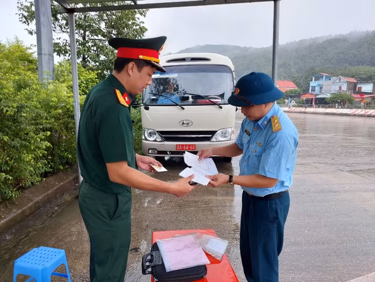 Hoạt động kiểm tra xe quân sự lưu thông trên địa bàn tỉnh của LLVT Bộ CHQS tỉnh.