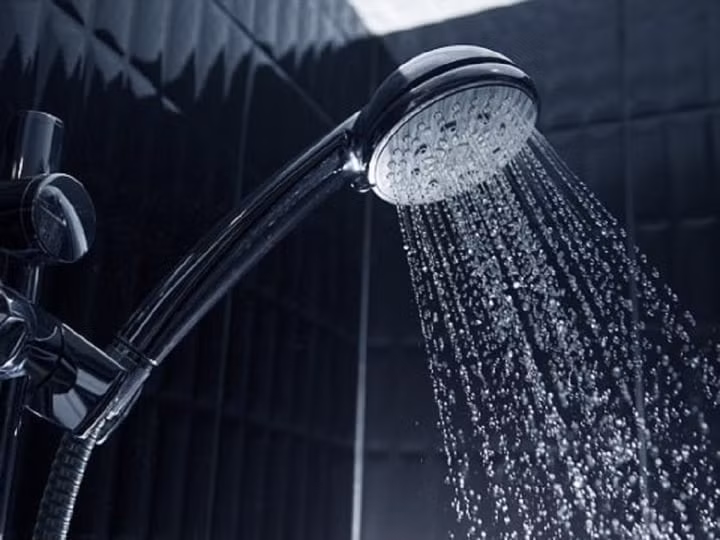 Tắm đêm rất hại sức khỏe.