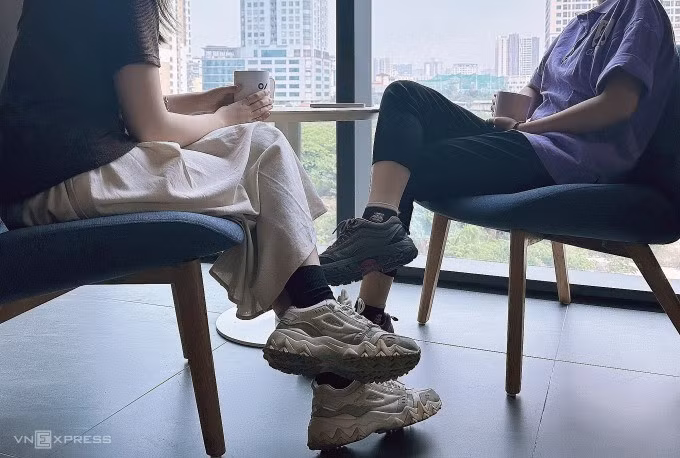 Ngồi vắt chéo chân là thói quen của nhiều chị em khi làm việc, đi cà phê. Ảnh: Minh An