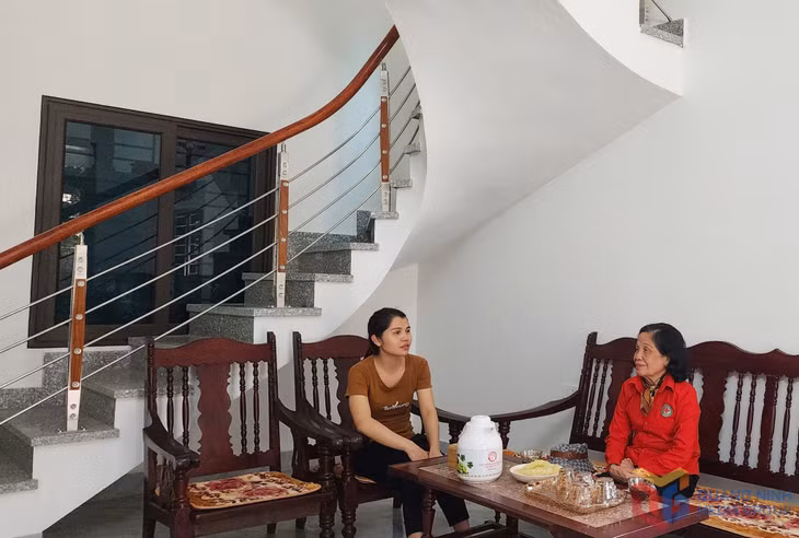 Bà Đặng Thị Hảo thăm chị Nguyễn Thị Hương trong ngôi nhà mới được hỗ trợ sửa chữa.