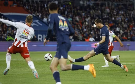 Trước đối thủ đang nằm ở nhóm "cầm đèn đỏ", PSG đẩy cao đội hình tấn công và sớm có bàn thắng vào lưới Ajaccio ở phút 22. Fabian Ruiz xâm nhập vùng cấm rồi dứt điểm kỹ thuật bằng má ngoài, không cho thủ môn cơ hội cản phá.