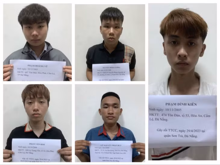 5 đối tượng côn đồ chém người, gây náo loạn trong siêu thị bị Công an quận Sơn Trà khởi tố, bắt tạm giam.
