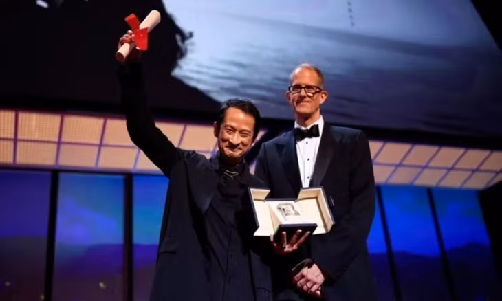 Trần Anh Hùng khi được gọi tên tại LHP Cannes 2023.