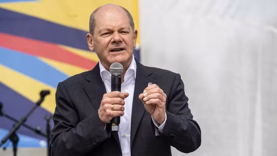 Thủ tướng Đức Olaf Scholz phát biểu tại cuộc mít tinh ngày Quốc tế Lao động 1/5 ở Koblenz, miền tây nước Đức. Ảnh: AFP