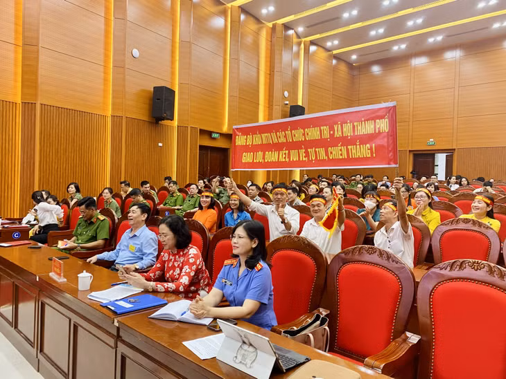 Các đại biểu dự, cổ vũ hội thi.