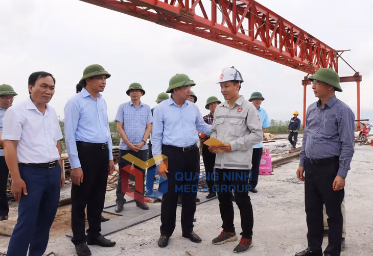 Đồng chí Bí thư Tỉnh ủy, Chủ tịch HĐND tỉnh trò chuyện, động viên đơn vị thi công, công nhân thi công trên cầu Sông Rút.