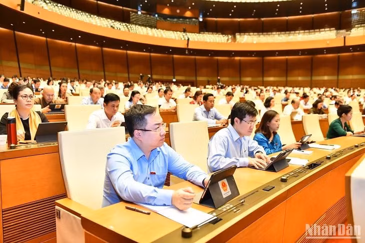 Các đại biểu dự phiên thảo luận ở hội trường chiều 25/5. (Ảnh: ĐĂNG KHOA)